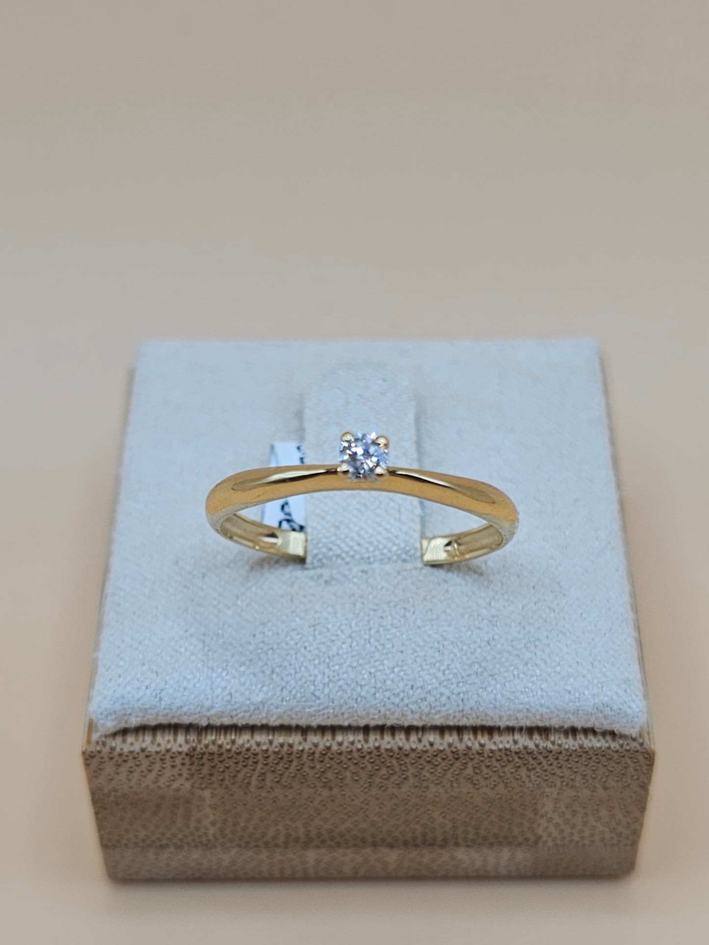 Diamond engagement ring ๐