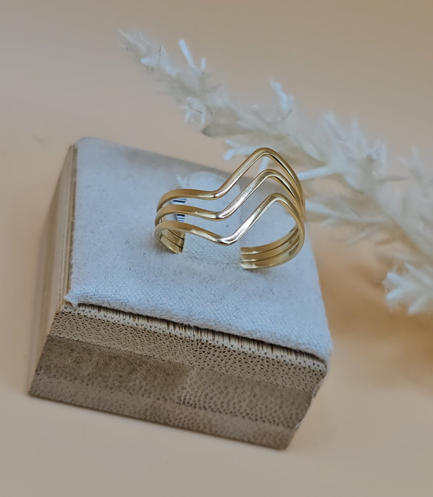 Fashion V Design ring