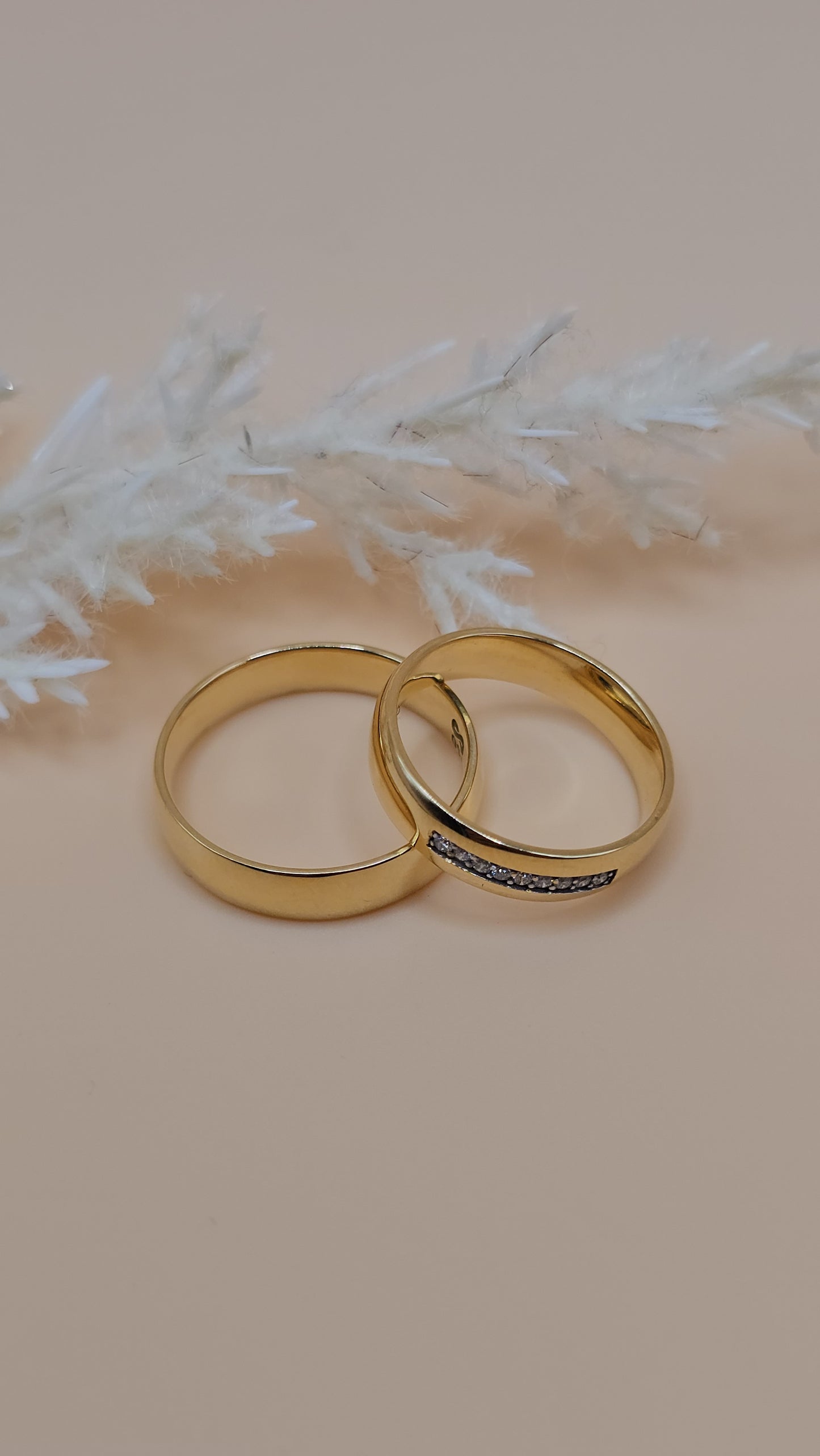 Wedding band set with diamonds