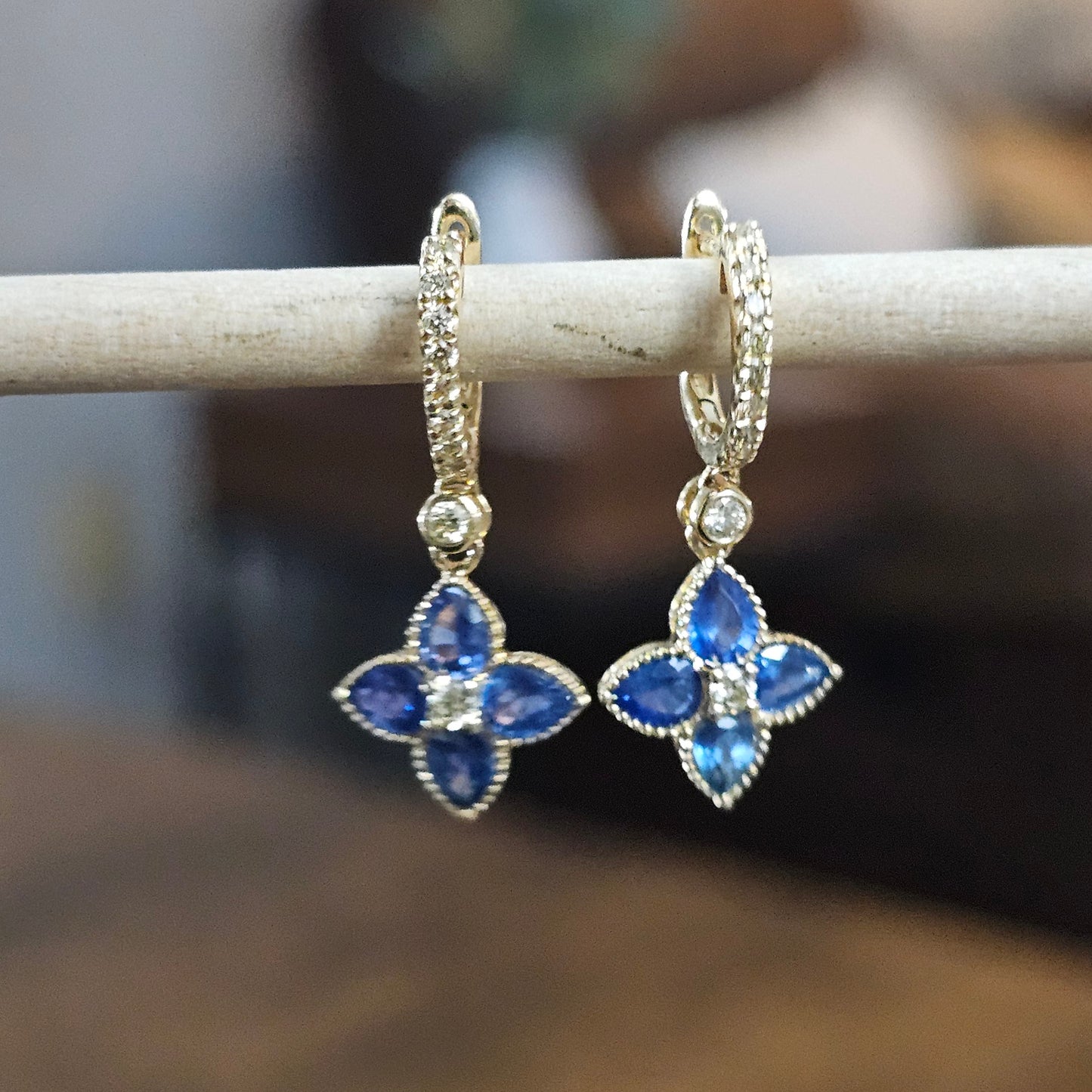 Shaphire and diamonds earring