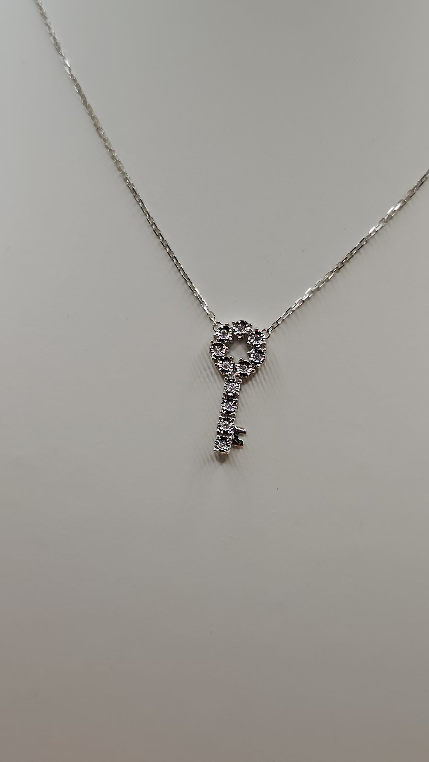 White gold diamond key 🔑