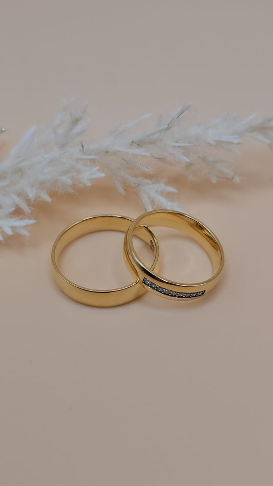 Wedding band set with diamonds