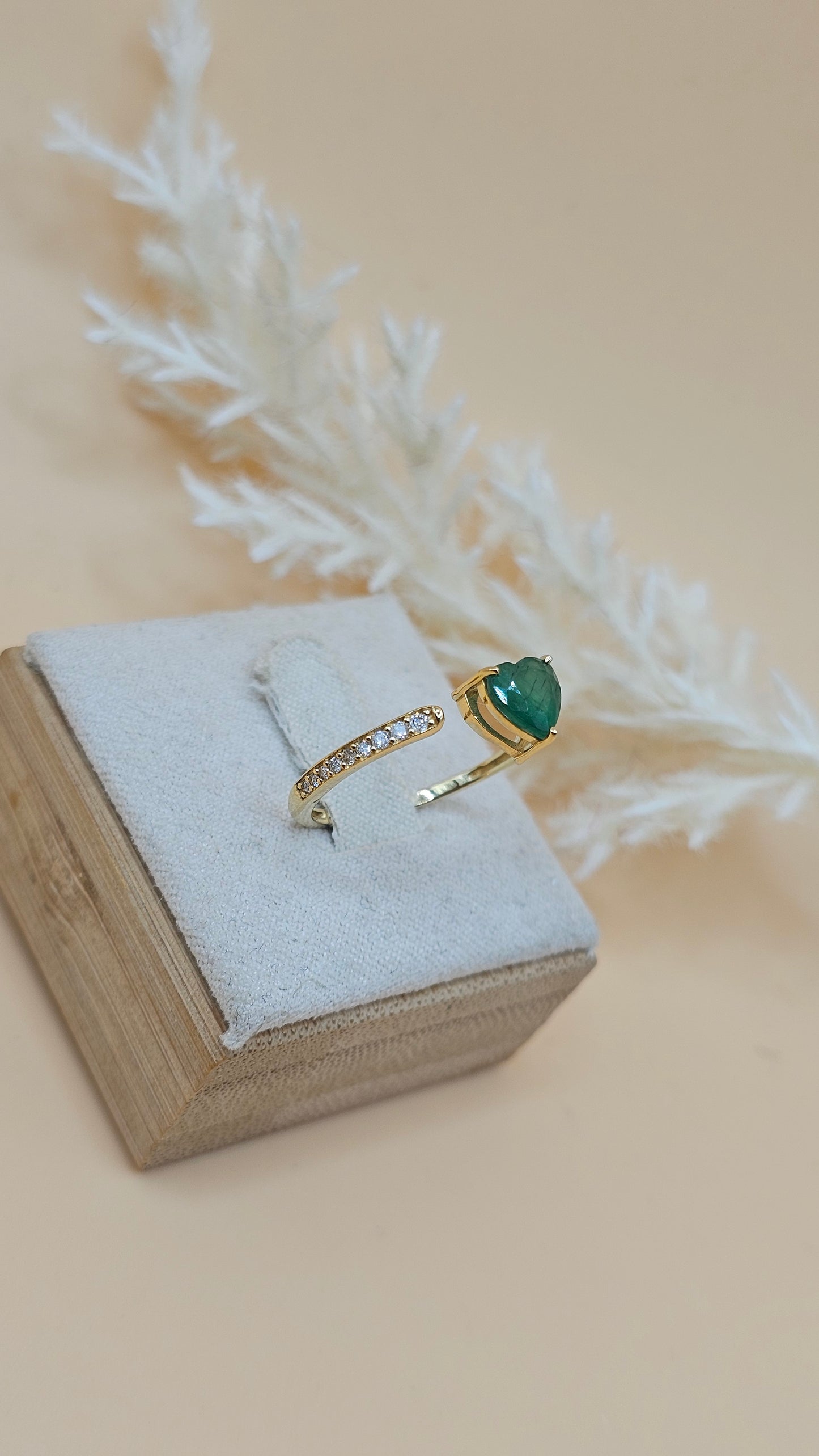 Anel regulavel esmeralda e diamantes