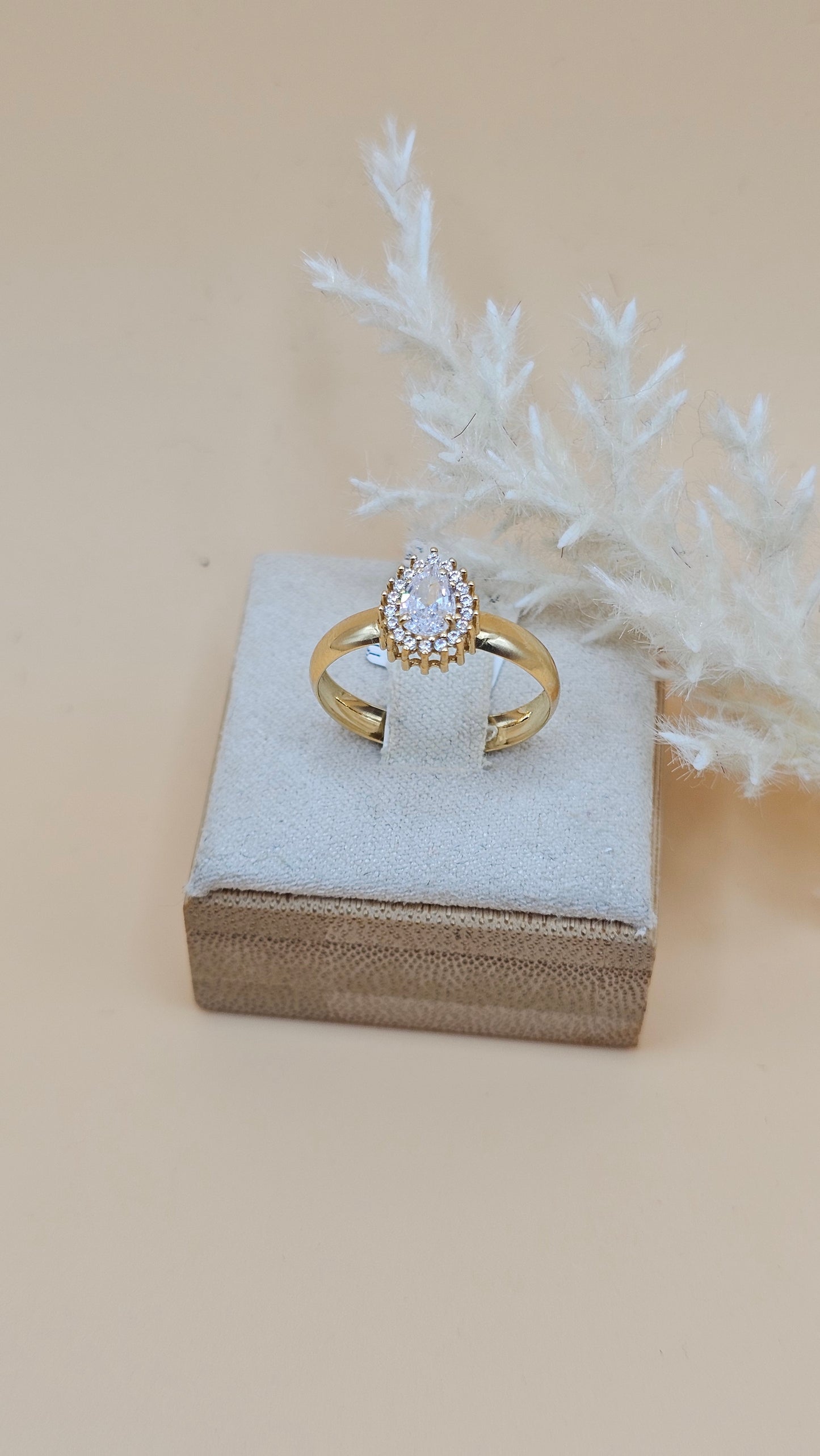 Anel pear zirconias